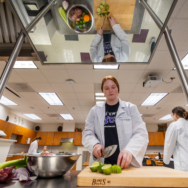 Dietetics student chops produce